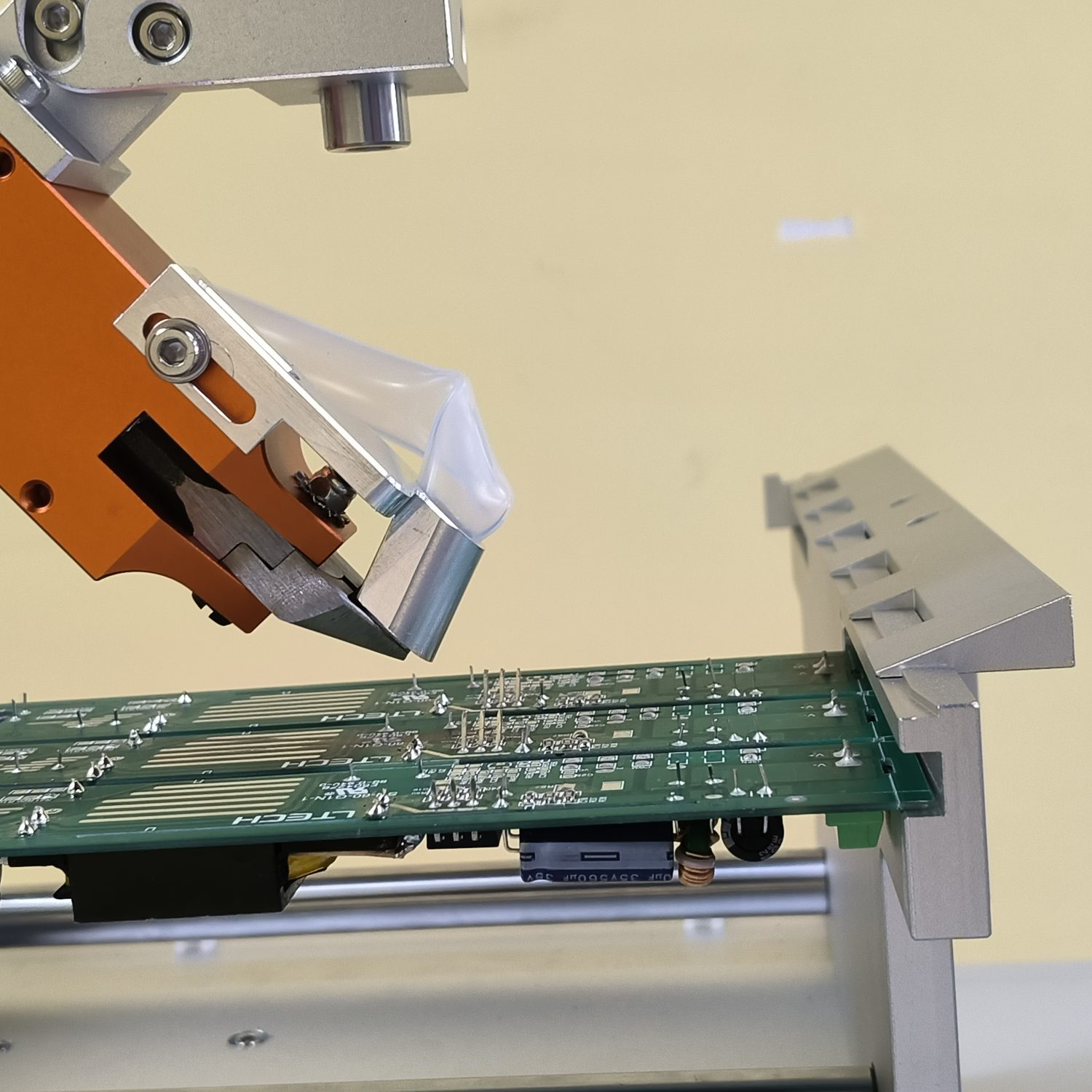 电子元件PCB板剪脚案例