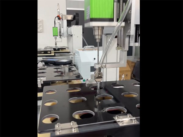 博贝自动锁螺丝机老化测试中！让每颗螺丝都锁的放心。自制自动锁螺丝机 螺丝机怎么调大小尺寸 长沙全自动螺丝机 螺丝机源头工厂 自动套圈螺丝机 双通道离线螺丝机