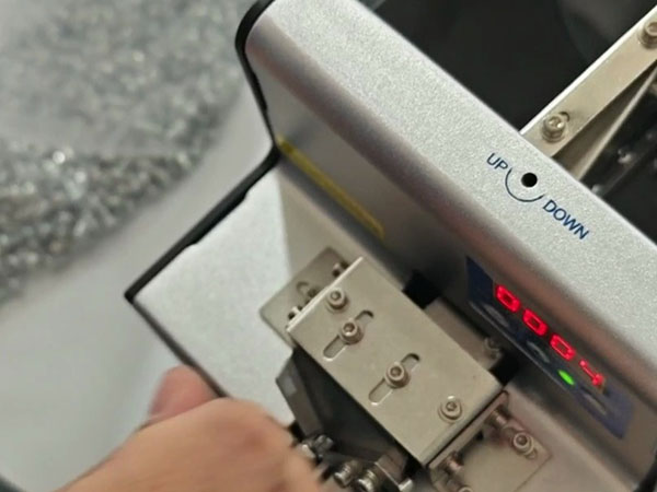 手动上料out了！现在都用螺丝供料器，精准又高效