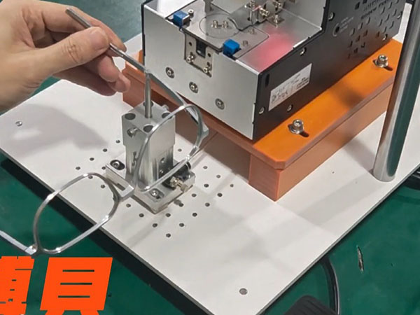 眼镜螺丝手动锁易滑丝？脚踏螺丝机一踩精准锁付，防刮伤控扭！