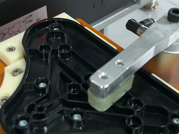 博贝自动锁螺丝机，全自动化省人工，24 小时连续作业！