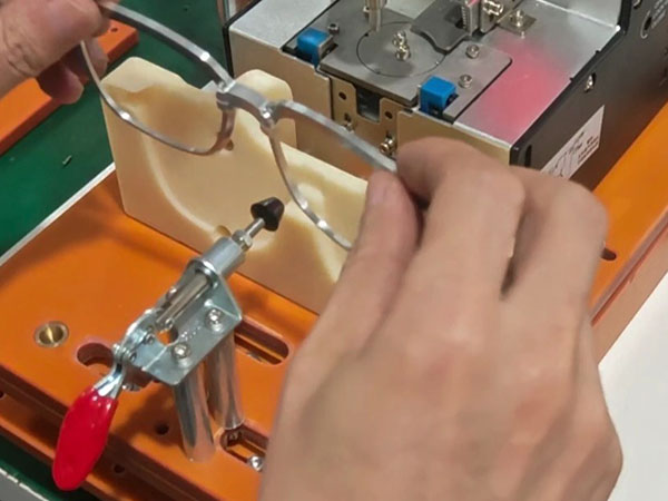 博贝脚踏式螺丝机，眼镜锁螺丝案例